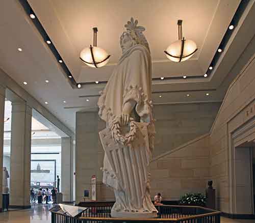 Washington, DC, Kapitol, Modell der Statue of Freedom mit Schild