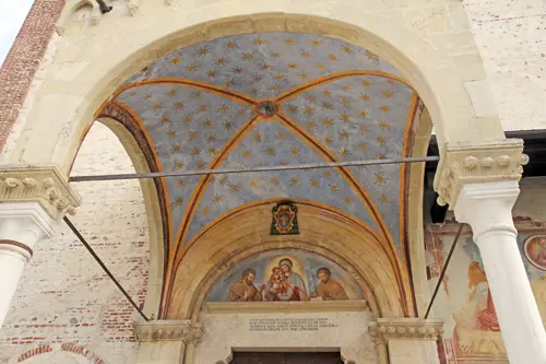 Bassano del Grappa, Chiesa di San Francesco, Baldachinvorhalle