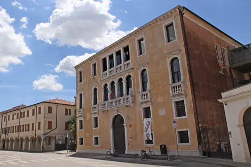 Portogruaro, Palazzo Altan Venanzio