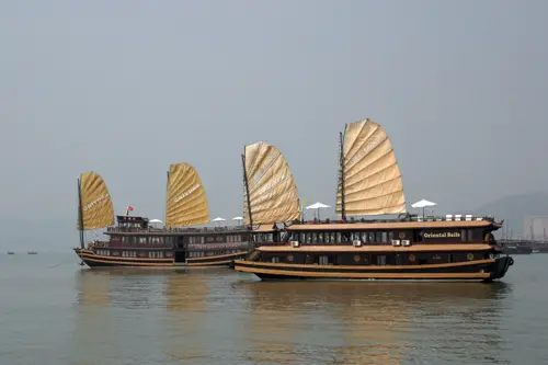 Halong-Bucht, Drachenboote