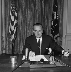 Präsident Johnson unterzeichnet am 10. August 1964 die Tonkin-Resolution